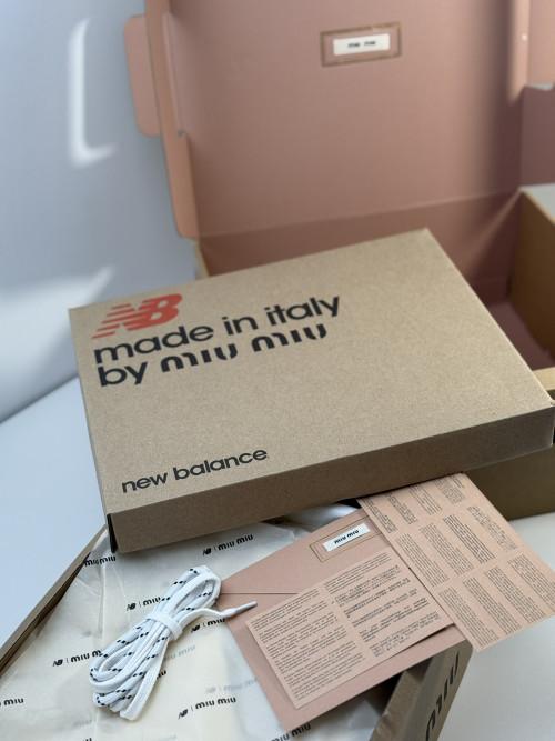 김X현님 미우미우 X 뉴발란스 530 메탈릭 레더 앤 메쉬 스니커즈 실버