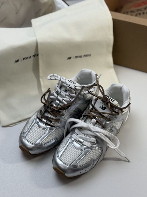 김X현님 미우미우 X 뉴발란스 530 메탈릭 레더 앤 메쉬 스니커즈 실버