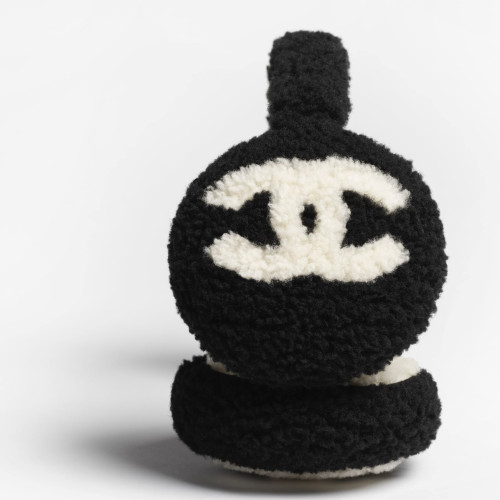 CHANEL FALL-WINTER 2025/26 PRE-COLLECTION EARMUFFS Shearling Lambskin Black & Ecru